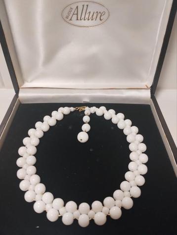 Vintage jaren vijftig melk glas beads collier  beschikbaar voor biedingen