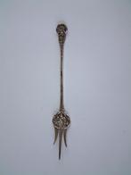 prachtig antiek zuurvork of cake vork met bloem en tafereel, Antiek en Kunst, Antiek | Bestek, Ophalen of Verzenden