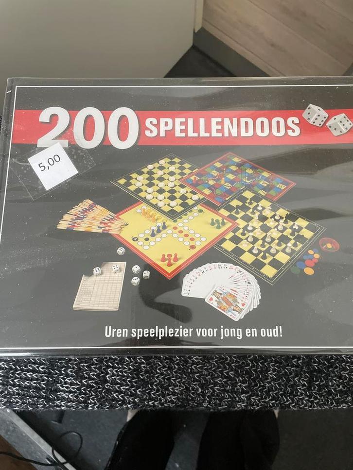 200 Spelletjes in één doos!, Hobby en Vrije tijd, Gezelschapsspellen | Bordspellen, Gebruikt, Een of twee spelers, Reisspel, Ophalen of Verzenden