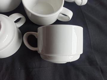 8 strakke witte koffie kopjes beschikbaar voor biedingen