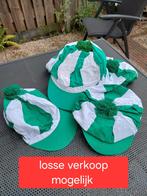 11x grappige groen witte pet met klep & pompon bovenop, Carnaval, Overige maten, Ophalen of Verzenden, Zo goed als nieuw