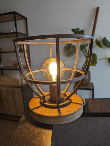 Industriële tafellamp met houten voet en zwart metalen kooi beschikbaar voor biedingen
