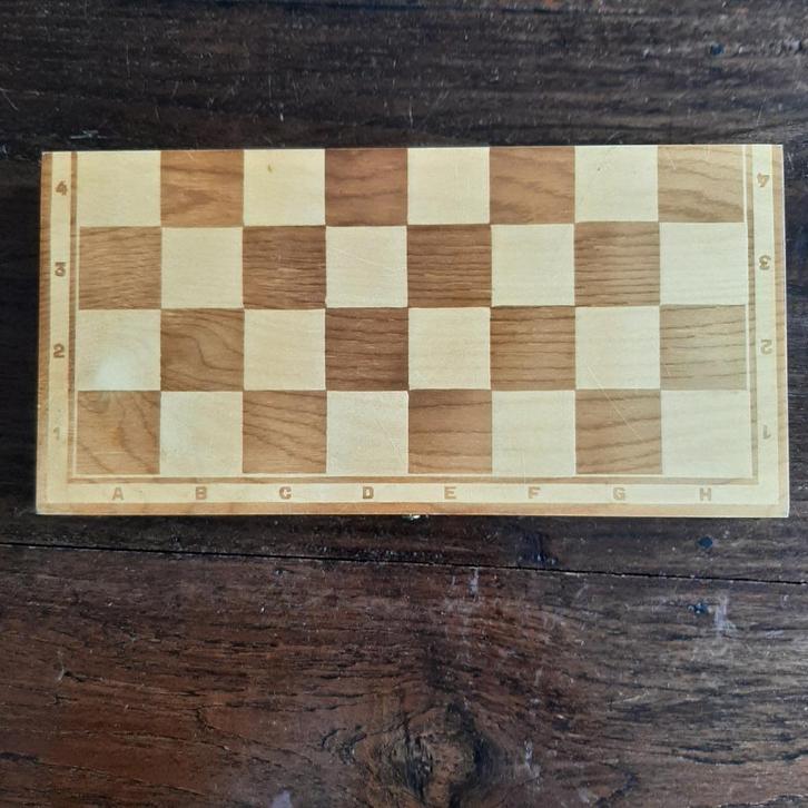 ♟️Vintage: Schaakbord met 32 schaakstukken🏷️€26,-, Hobby en Vrije tijd, Gezelschapsspellen | Bordspellen, Gebruikt, Een of twee spelers