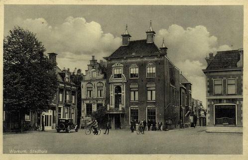 Workum, Stadhuis - volk auto fiets - gelopen, Verzamelen, Ansichtkaarten | Nederland, Gelopen, Zuid-Holland, 1920 tot 1940, Ophalen of Verzenden