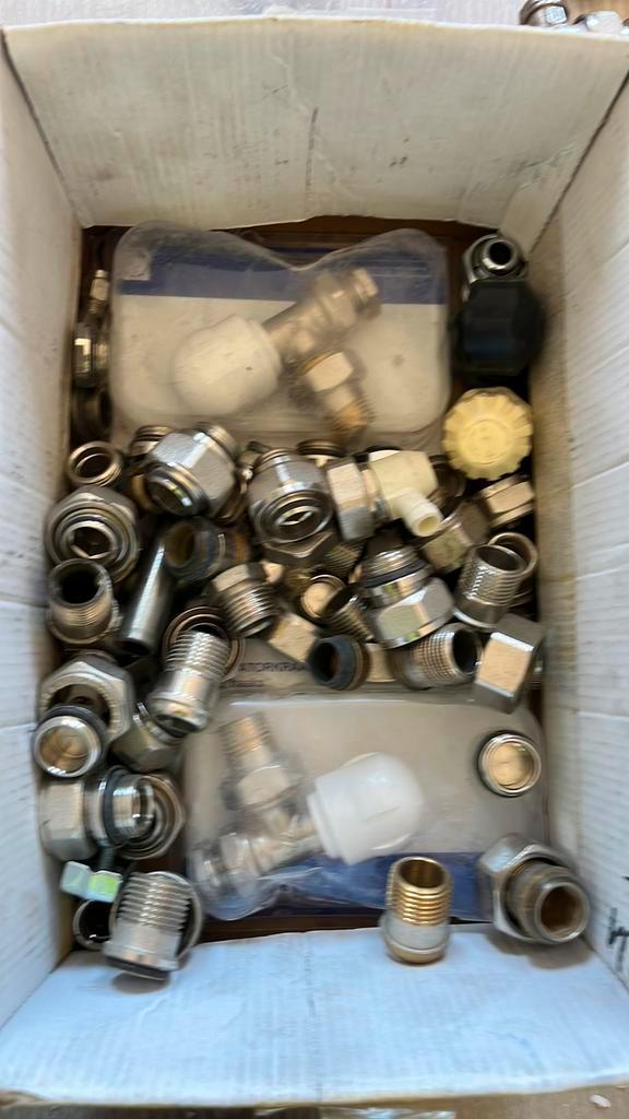 Bijna gratis: Doos met CV aansluitspullen, Doe-het-zelf en Verbouw, Verwarming en Radiatoren, Zo goed als nieuw, Ophalen