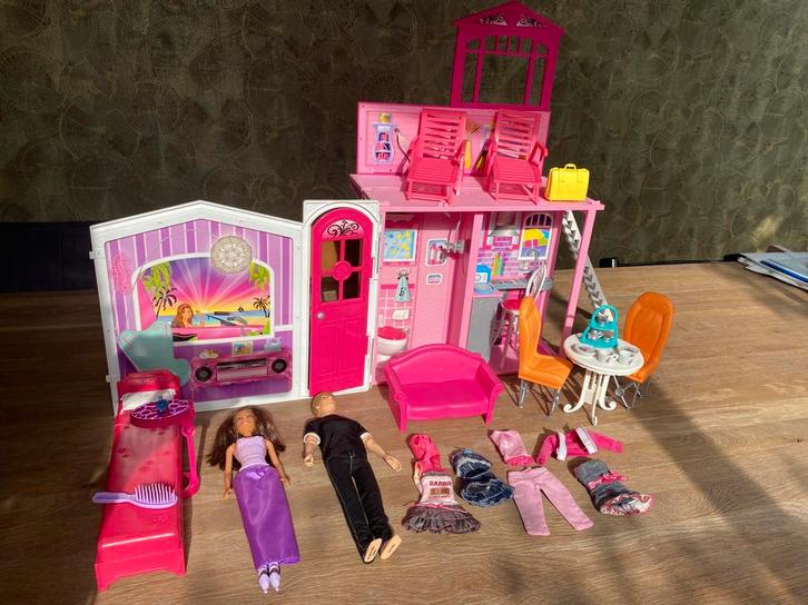 Barbiehuis inklapbaar met meubels en poppen, Kinderen en Baby's, Speelgoed | Poppenhuizen, Gebruikt, Poppenhuis, Ophalen