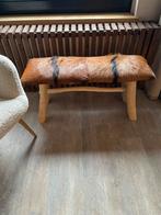 Bankje met dierenvacht bekleding, Huis en Inrichting, Stoelen, Ophalen, Zo goed als nieuw, Bruin, Hout