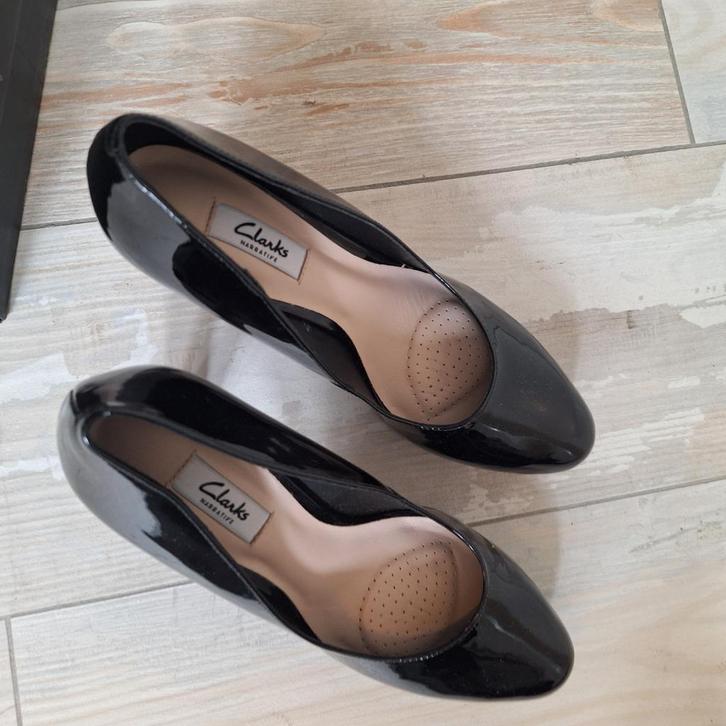 Nieuwe zwarte lakleder pumps Clarks mt 42, Kleding | Dames, Schoenen, Nieuw, Pumps, Zwart, Verzenden