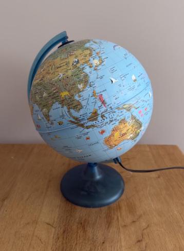 wereldbol met licht voor kinderen beschikbaar voor biedingen
