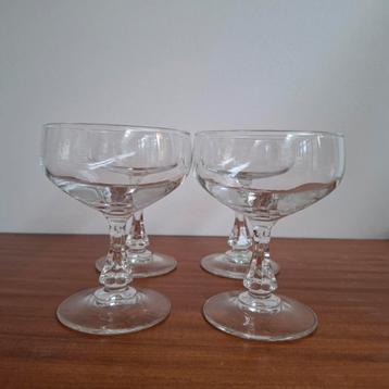 4 champagne coupes, vintage glas, pornstar martini beschikbaar voor biedingen