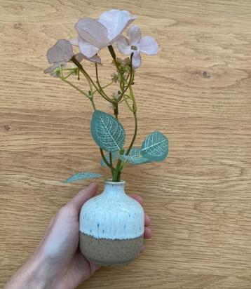 Kleine vaas met kunstbloem beschikbaar voor biedingen