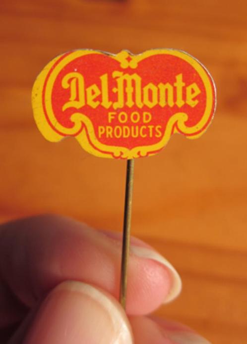 pin delmonte food products del monte conserven speld speldje, Verzamelen, Speldjes, Pins en Buttons, Gebruikt, Speldje of Pin
