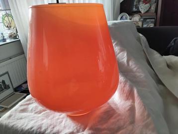 Oranje Glas sierkunst(vaas)21,5 cm puntgaaf. beschikbaar voor biedingen