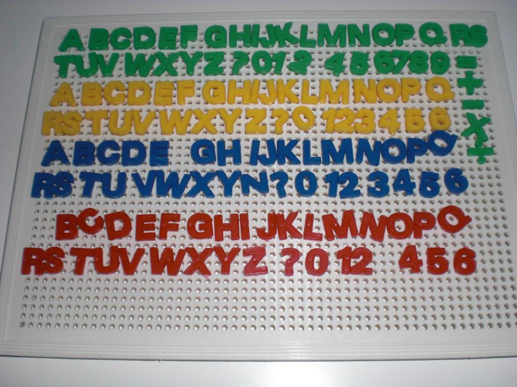 EDUCATIEF - QUERCETTI BORD MET PINS " LETTERS", Kinderen en Baby's, Speelgoed | Educatief en Creatief, Ophalen, Zo goed als nieuw