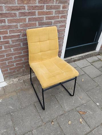 Gele stoel nog netjes  beschikbaar voor biedingen