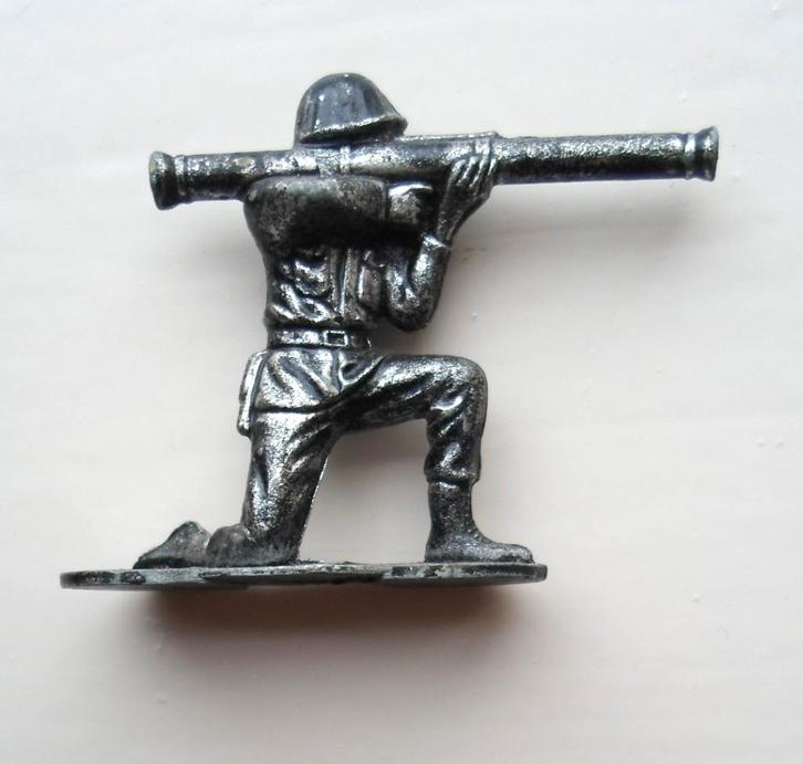 Metalen miniatuur soldaat met bazooka., Verzamelen, Beelden en Beeldjes, Zo goed als nieuw, Overige typen, Ophalen of Verzenden