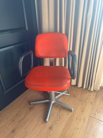 Kappersstoel retro pompstoel beschikbaar voor biedingen