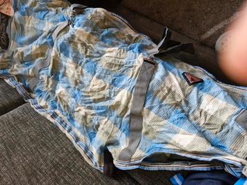 Premiere deken dik met hals en buikflap blauw grijs wit stof beschikbaar voor biedingen