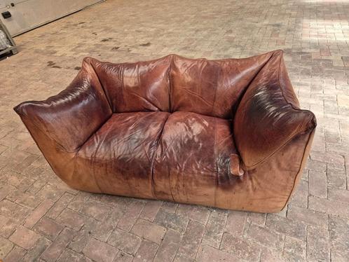 Le Bambole tweezitsbank in origineel lichtbruin buffelleer, Huis en Inrichting, Banken | Sofa's en Chaises Longues, Gebruikt, Tweepersoons