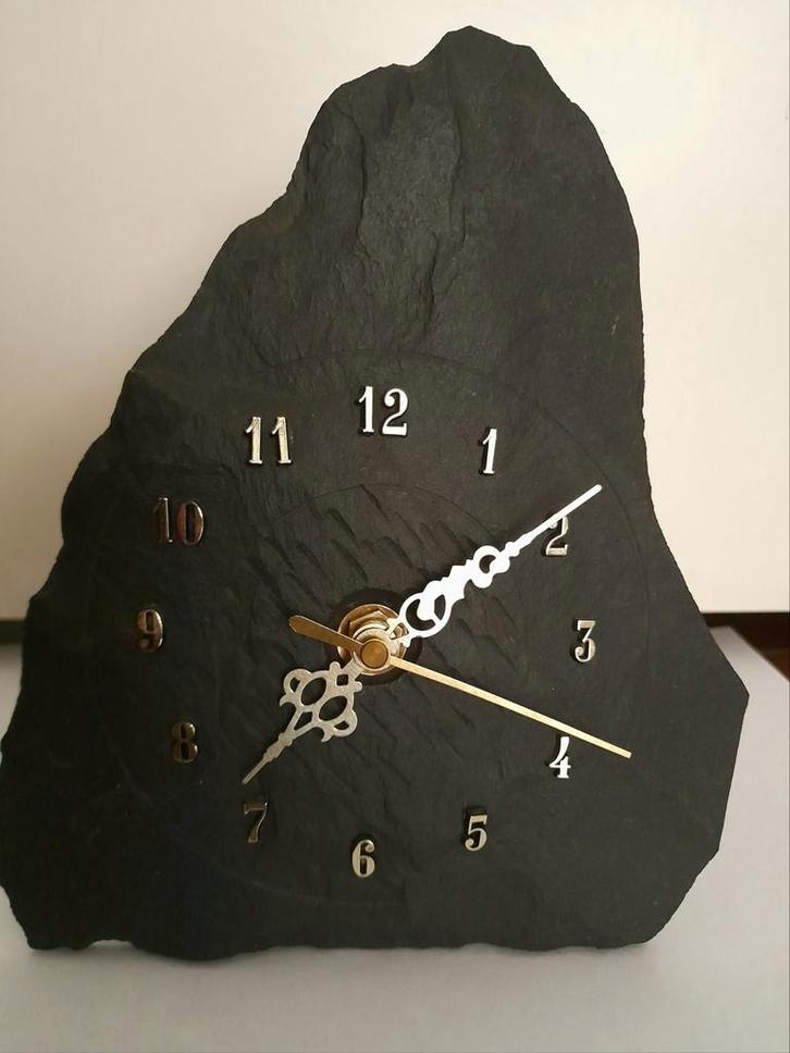 Bijzonder handgemaakte mantelklok van leisteen Quarz uurwerk, Antiek en Kunst, Curiosa en Brocante, Ophalen of Verzenden