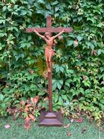 Houten kruis beeld met jezus op standaard. 1943, Antiek en Kunst, Antiek | Religie, Ophalen of Verzenden