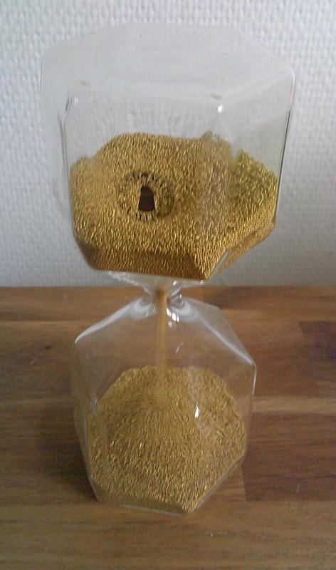 Grote glazen zandloper handgemaakt gouden balletjes, Huis en Inrichting, Keuken | Keukenbenodigdheden, Gebruikt, Ophalen of Verzenden