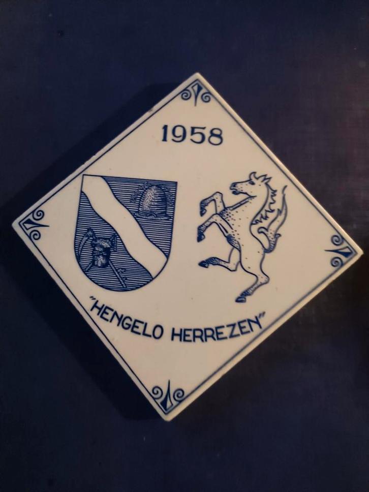 Tegeltje Hengelo Herrezen 1958, Antiek en Kunst, Antiek | Wandborden en Tegels, Ophalen of Verzenden