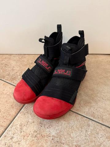 Nike Lebron Soldier Ten 10 SFG maat 42.5 Rood zwart sneaker beschikbaar voor biedingen