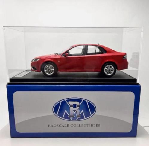 1:18 Saab 9-3 Aero Sedan - 2008 - Rood - Incl. Vitrine!, Hobby en Vrije tijd, Modelauto's | 1:18, Nieuw, Auto, Overige merken