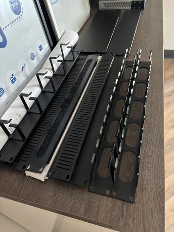 Diverse blindplaten voor 19” serverkast beschikbaar voor biedingen