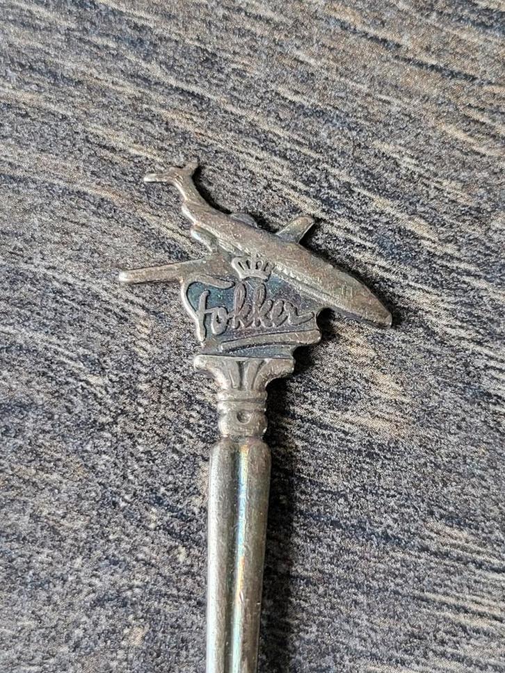 Theelepeltje van Fokker verzilverd. Uitgegeven door Keltum, Antiek en Kunst, Antiek | Bestek, Ophalen of Verzenden