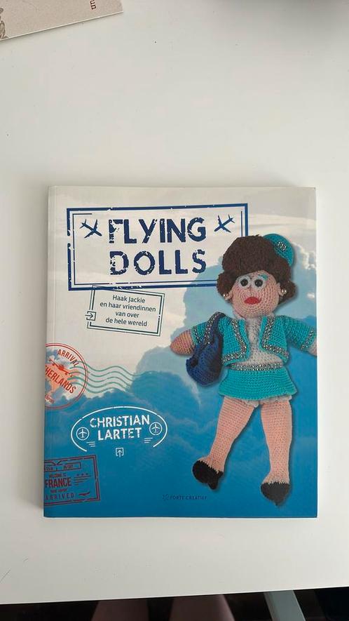 Haaknoek Chris Lartet - Flying Dolls, Boeken, Hobby en Vrije tijd, Zo goed als nieuw, Ophalen