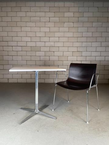 Arper set tafel met 4x Catifa chair beschikbaar voor biedingen