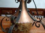 Vintage smeedijzeren hanglamp met persglazen bol, Antiek en Kunst, Antiek | Lampen, Ophalen of Verzenden
