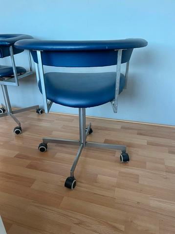 Moderne kobalt blauwe bureaustoelen. beschikbaar voor biedingen