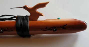 HIGH SPIRITS Hummingbird 'F#' Aromatic Cedar FLUIT / Flute beschikbaar voor biedingen