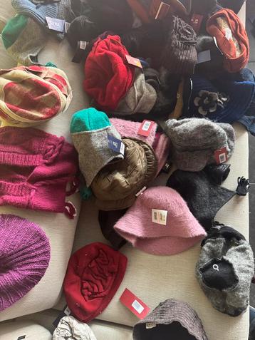 Partij dames wintermutsen & – 80 stuks – €60  voor alles beschikbaar voor biedingen