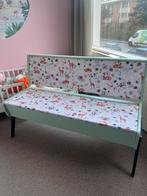 Vintage schoolbankje geverfd tot kinderbankje, Kinderen en Baby's, Kinderkamer | Tafels en Stoelen, Ophalen, Zo goed als nieuw