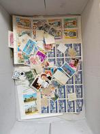 Doos 1700 wereld, Postzegels en Munten, Postzegels | Volle albums en Verzamelingen, Verzenden