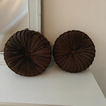 Twee nieuwe chocalade bruine kussens. beschikbaar voor biedingen