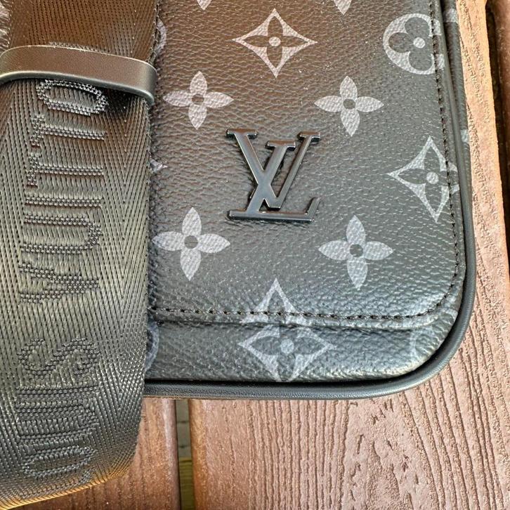 Louis Vuitton District PM Messenger Bag – Origineel – Met Fa, Sieraden, Tassen en Uiterlijk, Tassen | Schoudertassen, Zo goed als nieuw