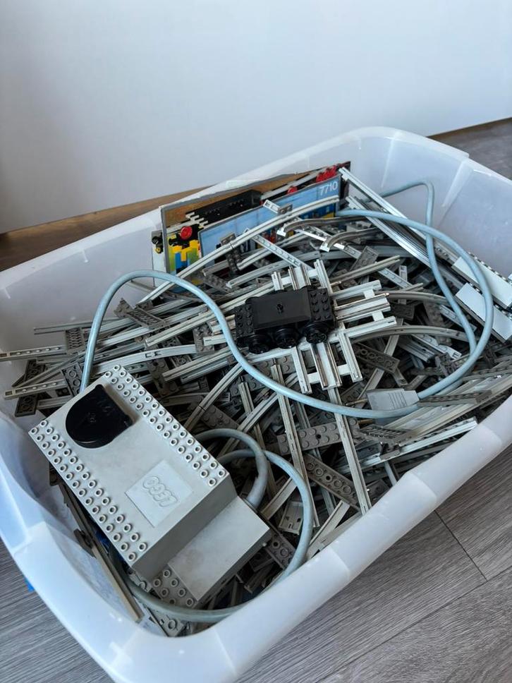 Bak lego 12 volt rails jaren 80 met zwarte motor, Kinderen en Baby's, Speelgoed | Duplo en Lego, Zo goed als nieuw, Ophalen of Verzenden