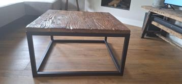 Wagonhouten salontafel met metalen frame beschikbaar voor biedingen