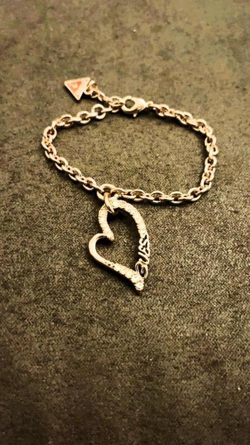 Guess Armband – Elegant en Goudkleurig met Hartbedel., Sieraden, Tassen en Uiterlijk, Armbanden, Ophalen of Verzenden