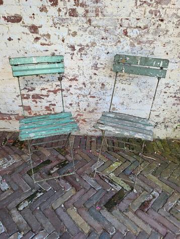 2 oude brocante Franse bistrostoelen/ allegonda  beschikbaar voor biedingen