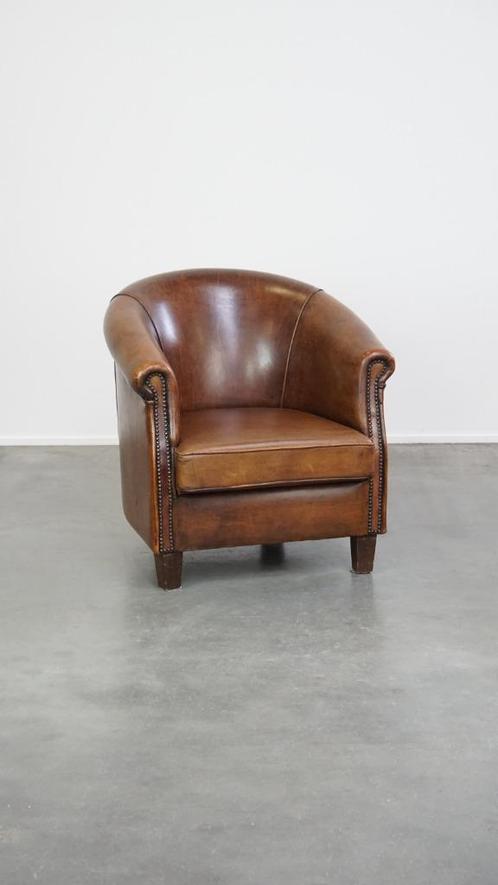 Subtiele schapenleren clubfauteuil met een vast zitkussen, Huis en Inrichting, Fauteuils, Gebruikt, Leer, 50 tot 75 cm, 75 tot 100 cm