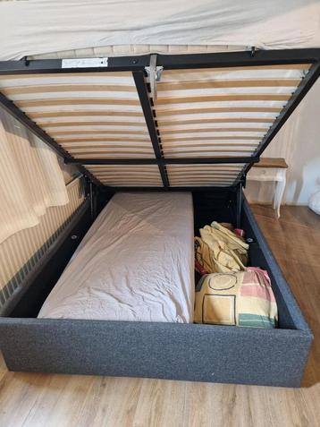 Bed met bergruimte beschikbaar voor biedingen