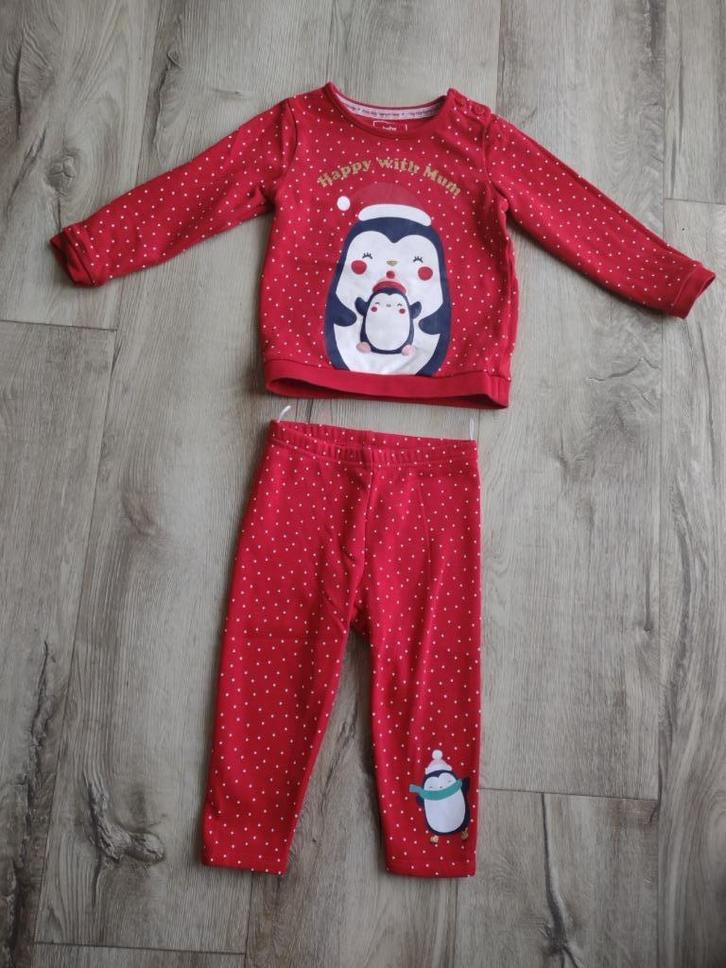 Prachtig rood Kerst setje met pinguin, 92. C&A Kerstpakje., Kinderen en Baby's, Kinderkleding | Maat 92, Zo goed als nieuw, Meisje