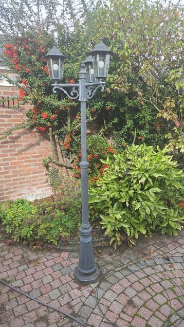 Klassieke Buitenlantaarn met 3 Lampen beschikbaar voor biedingen