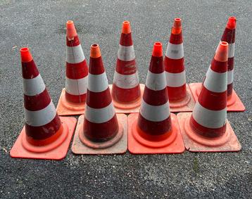 Pylonnen verkeerskegels gebiedsafzetting veiligheid. beschikbaar voor biedingen